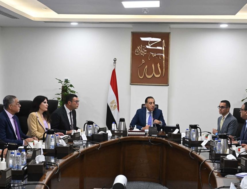 رئيس الوزراء يستعرض ملامح النسخة النهائية من مشروع قانون المناطق المركزية للمال والأعمال
