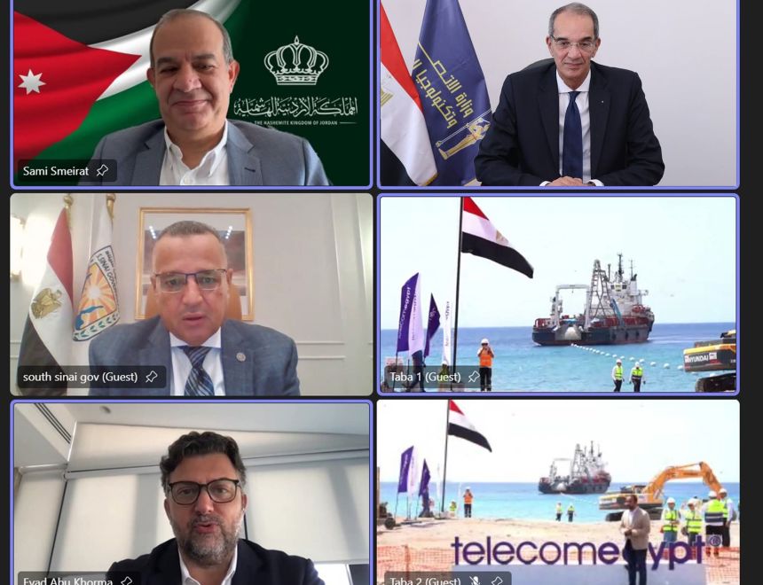 وزير الاتصالات ووزير الاقتصاد الأردني يشهدان عملية إنزال الكابل البحري عالي السعة "كورال بريدج" في مدينة طابا