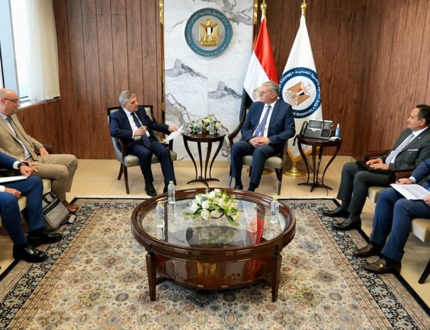 وزير البترول يبحث مع رئيس هيئة قناة السويس إقامة محطة لتسييل وتخزين الغاز الطبيعي ببورسعيد لتموين قاطرات الهيئة