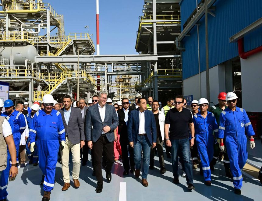 رئيس الوزراء يفتتح مشروع استرجاع الغازات بشركة "النصر للبترول"