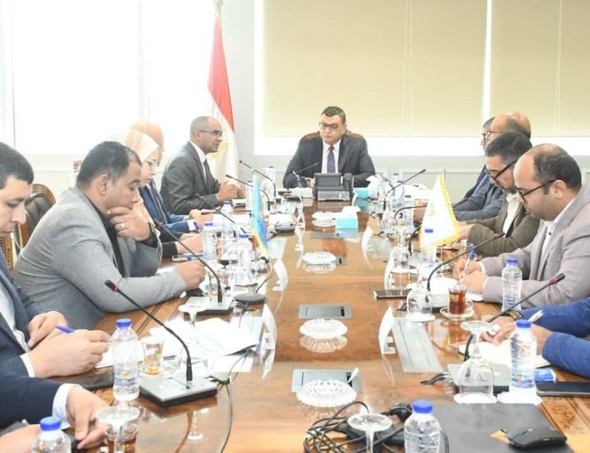 وزير الإسكان يتابع سير العمل بقطاع المرافق بهيئة المجتمعات العمرانية الجديدة