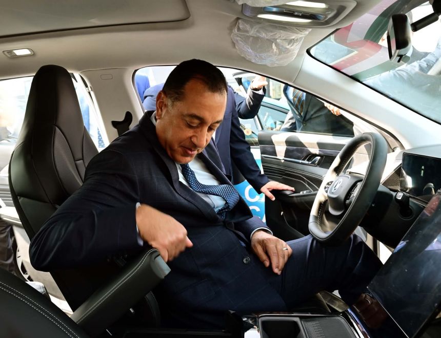 مدبولي يتفقد أول أتوبيس برمائي يتم الاتفاق على تصنيعه محليا في مصر والذي سيسهم في خدمة المجال السياحي بمصر