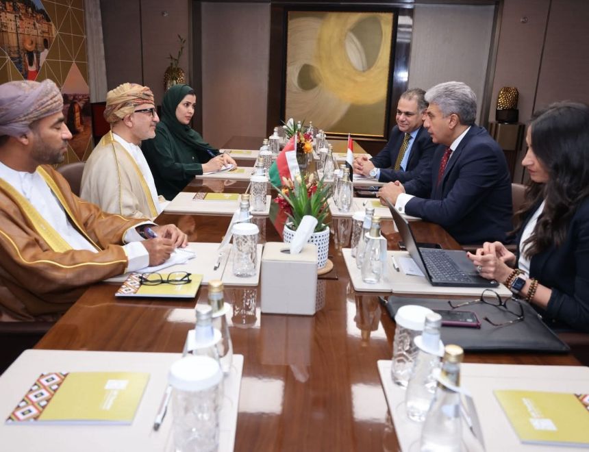 وزير السياحة والآثار يلتقي بوزير السياحة والتراث العُماني