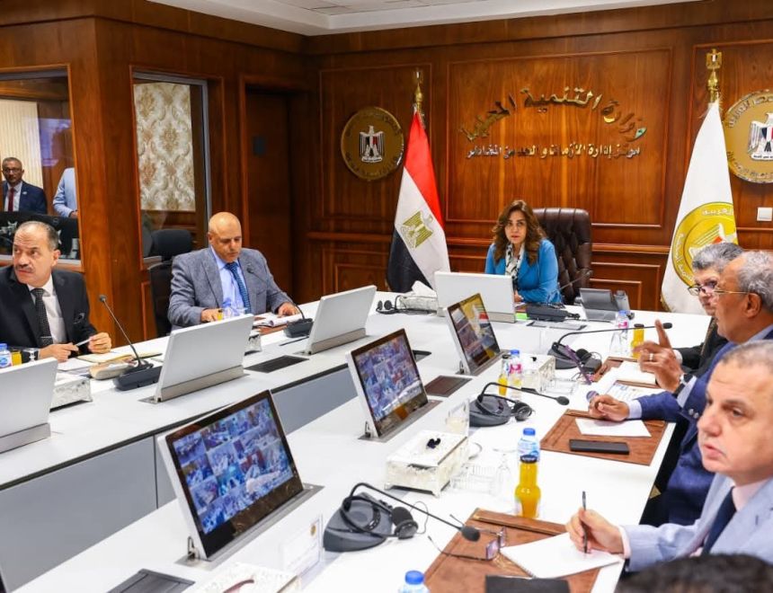 وزيرة التنمية المحلية تتابع سير انتخابات مجلس النواب مع المحافظين من مركز الطوارئ والسلامة العامة
