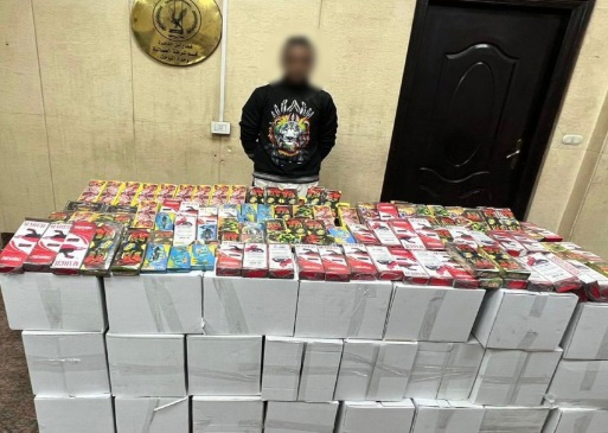 بمب وصواريخ للعيد.. ضبط تاجر بحوزته 1.2 مليون  قطعة ألعاب نارية بالقاهرة