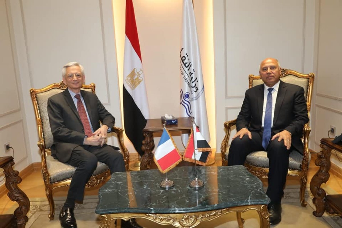 وزير النقل يبحث مع السفير الفرنسى بالقاهرة عدد من المشروعات المشتركة في مجال مترو الانفاق 