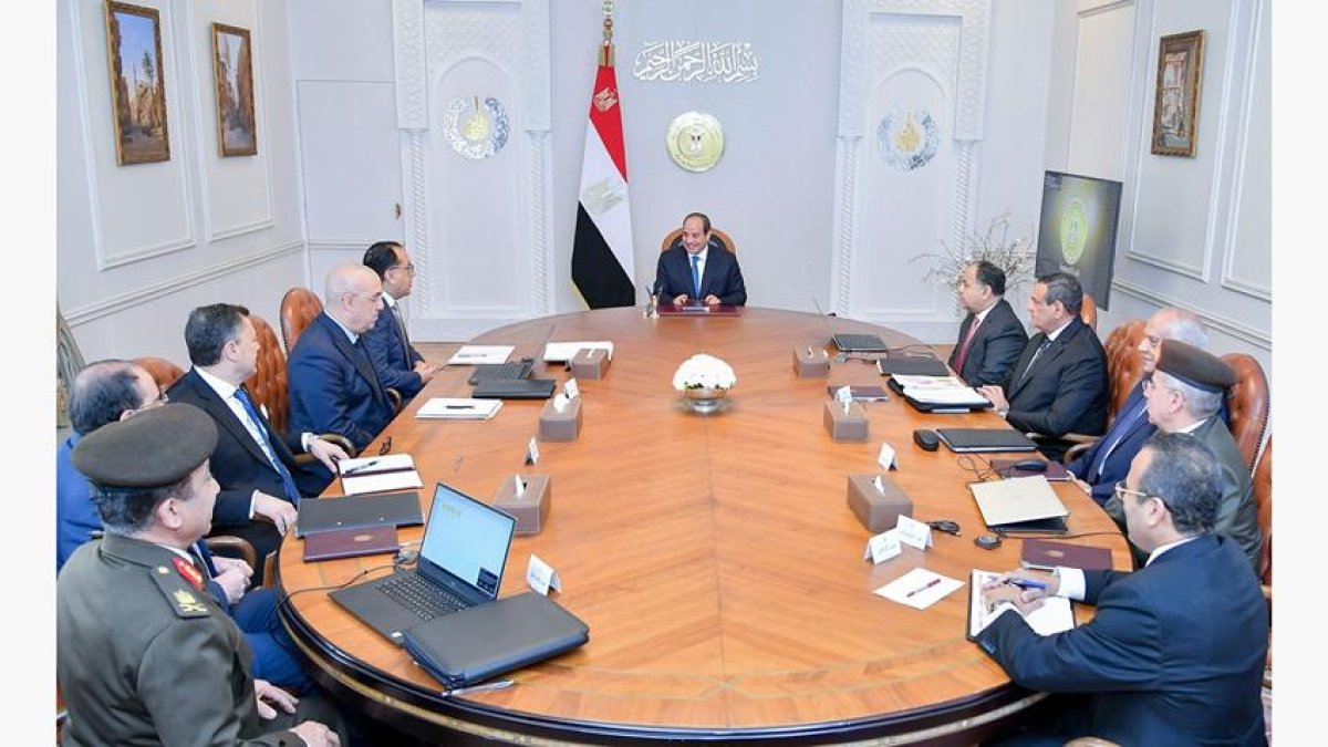 الرئيس  السيسي يجتمع برئيس الوزراء وعدد من الوزراء والمسئولين