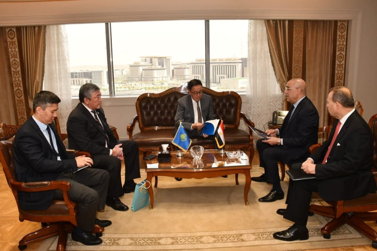 وزير الإسكان يلتقى سفير جمهورية كازاخستان لعرض التجربة العمرانية المصرية وبحث التعاون المشترك 