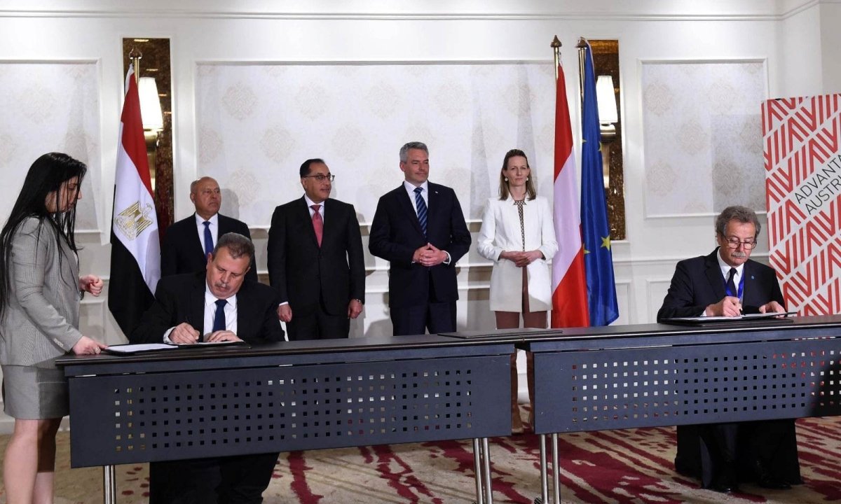رئيس الوزراء ومستشار النمسا يشهدان مراسم توقيع عقدي شراكة وتصنيع وتوريد مفاتيح السكك الحديدية 