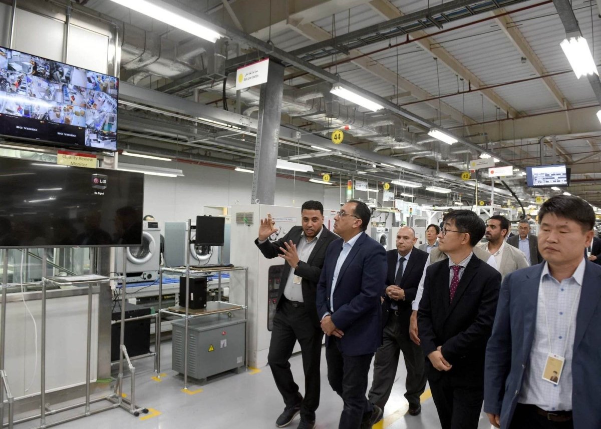 رئيس الوزراء يتفقد مصنع شركة إل جي للإلكترونيات - مصر