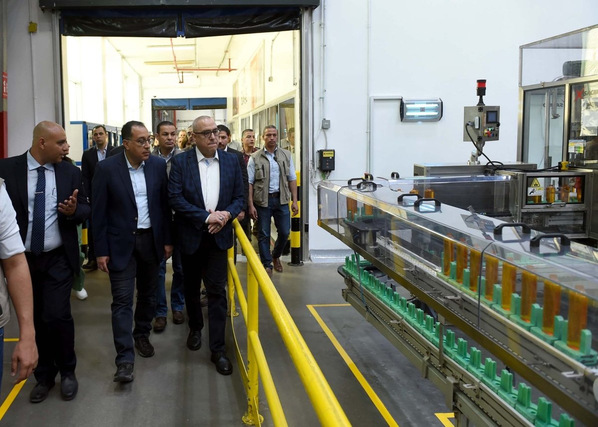 رئيس الوزراء يتفقد مصنع لوريال - القاهرة المتخصص في إنتاج مستحضرات التجميل