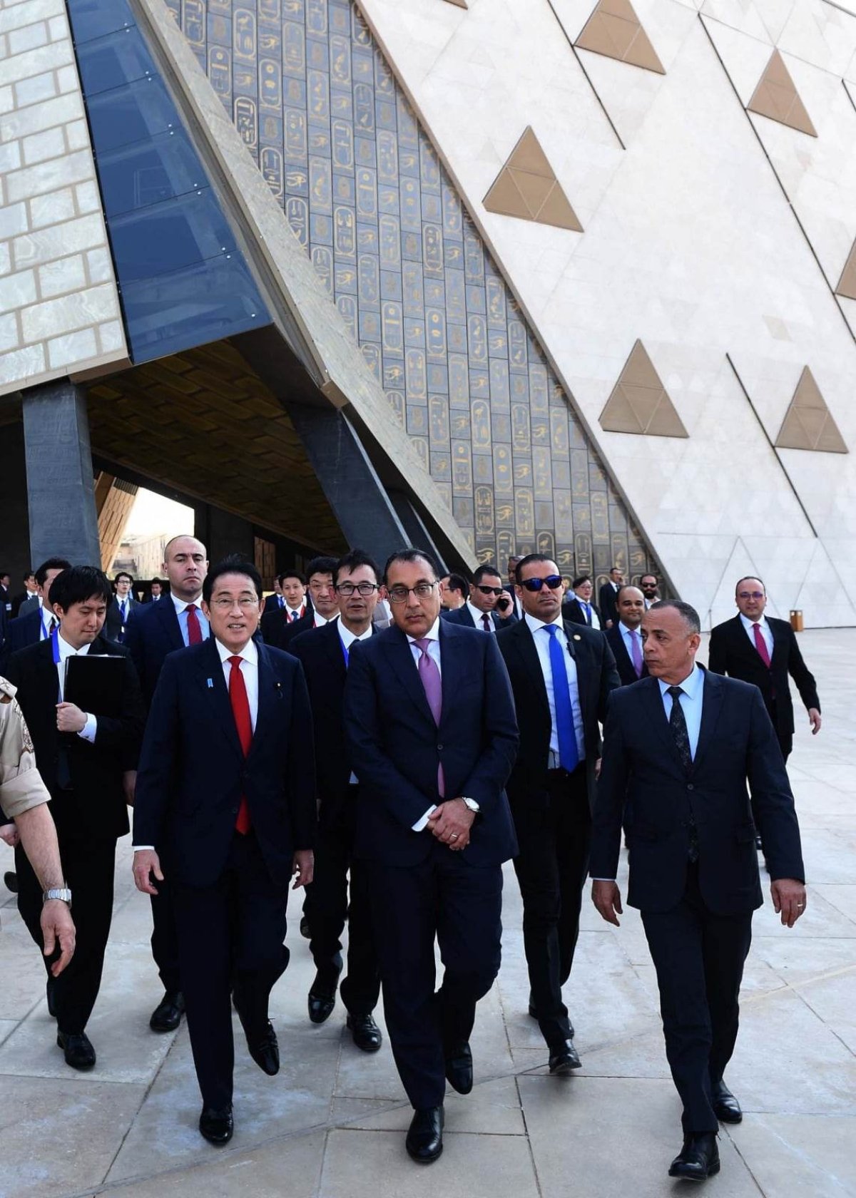 رئيس الوزراء يستقبل نظيره الياباني في المتحف المصري الكبير ويعقدان مؤتمرا صحفيا مشتركا