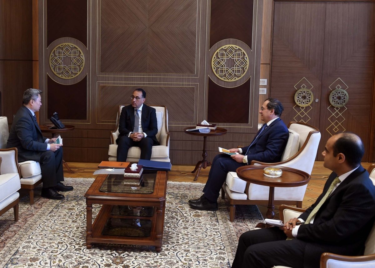 رئيس الوزراء يستعرض مع نائب رئيس " أباتشي " العالمية استثمارات الشركة في مصر وخططها المستقبلية