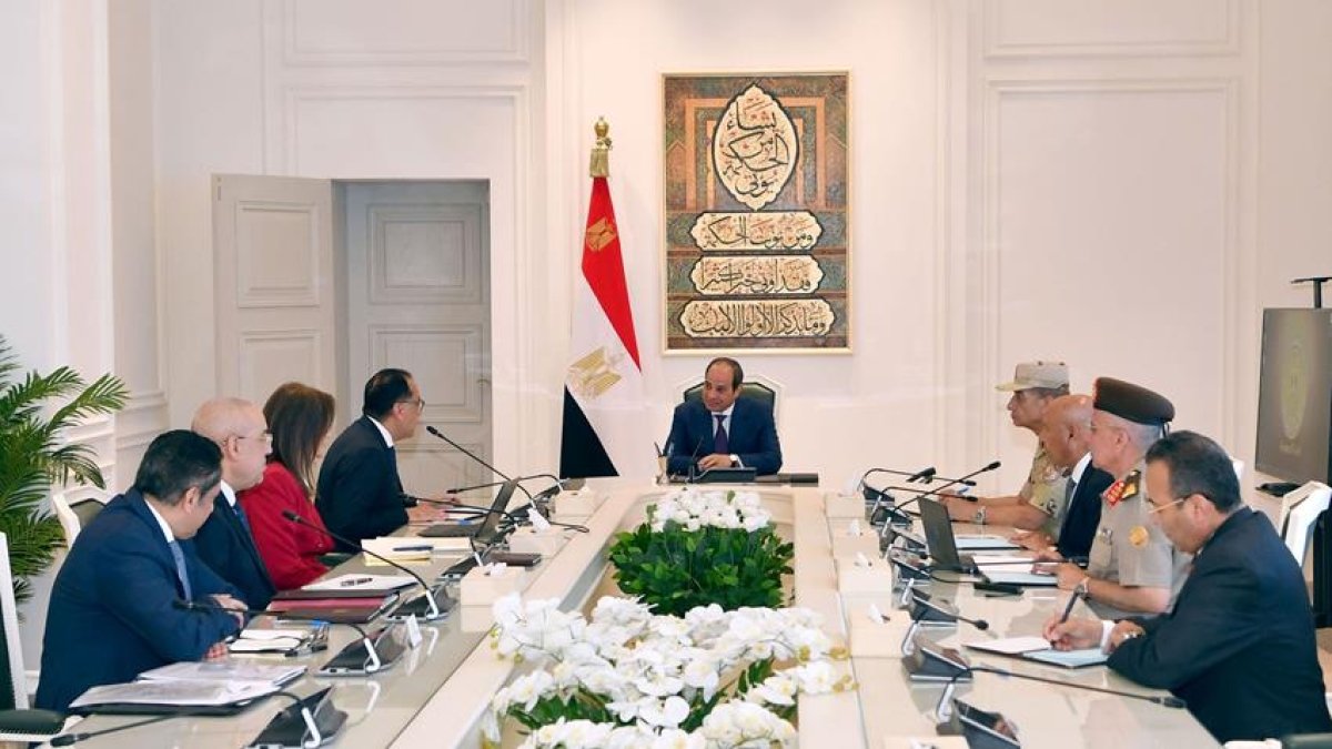 الرئيس السيسي يعقد اجتماعًا مع رئيس الوزراء وعددٍ من الوزراء بمقر القيادة الاستراتيجية