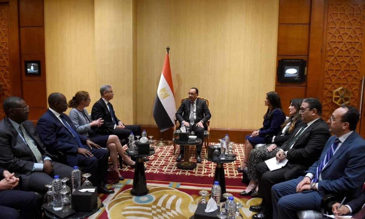 رئيس الوزراء يعقد اجتماعاً مع نائب رئيس البنك الدولي لمنطقة الشرق الأوسط وشمال أفريقيا