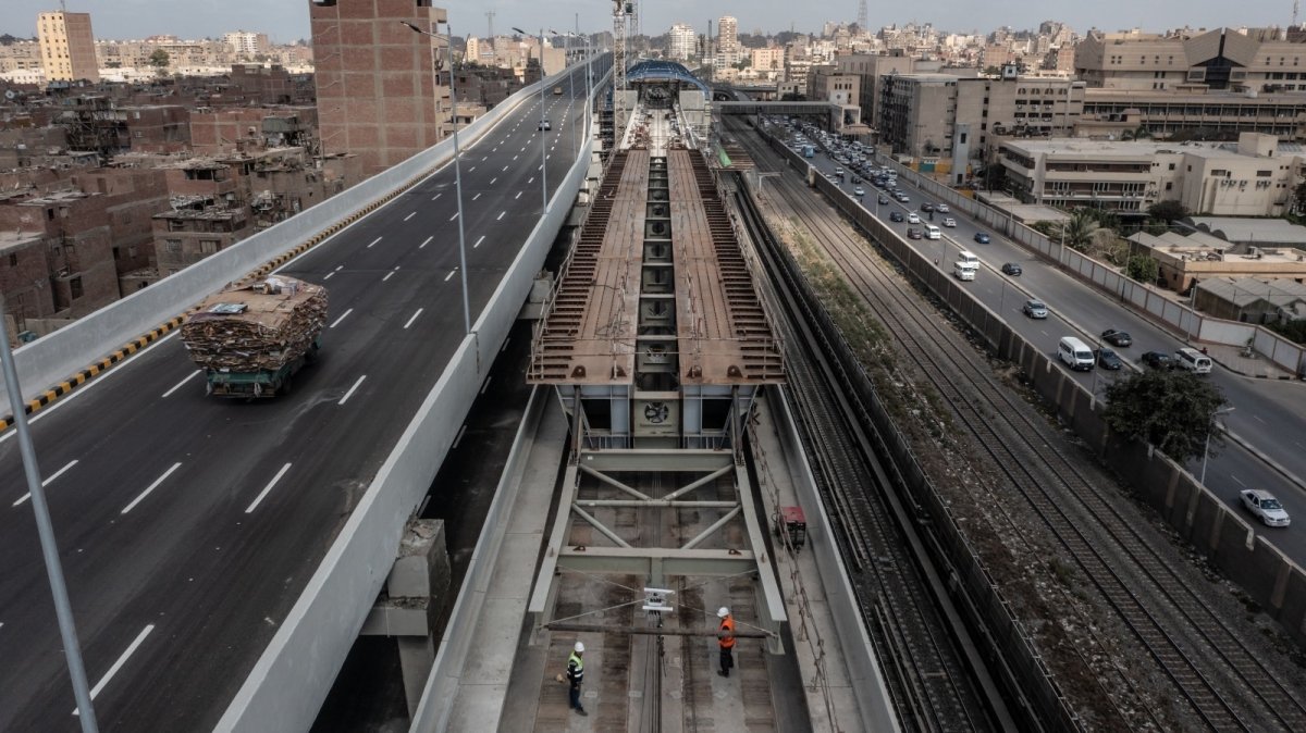 الهيئة القومية للأنفاق: إتمام المرحلة الأولى والأساسية من تركيب مسار خط المترو المار أعلى محطة مترو جامعة القاهرة