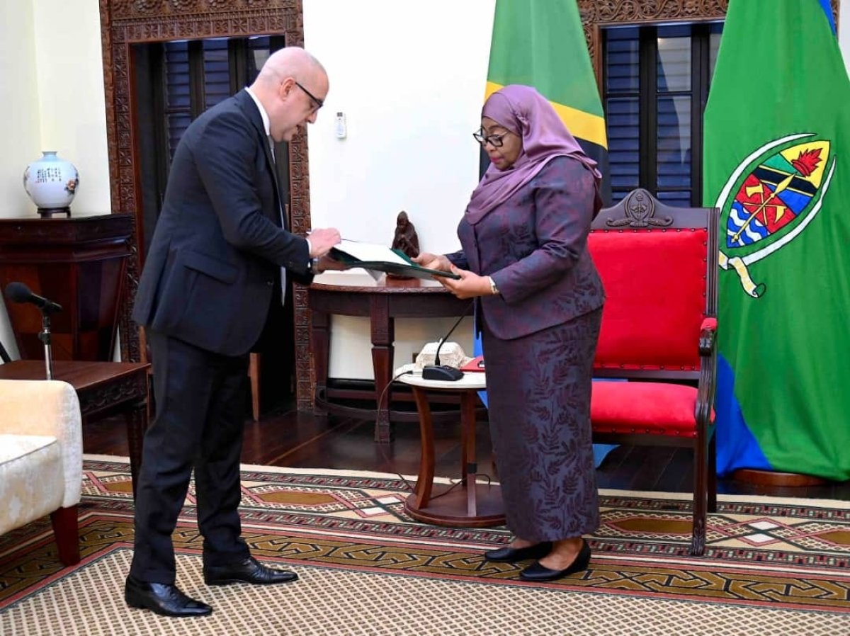 وزير الإسكان يسلم رسالة من الرئيس السيسي لرئيسة تنزانيا تؤكد متانة العلاقات الثنائية