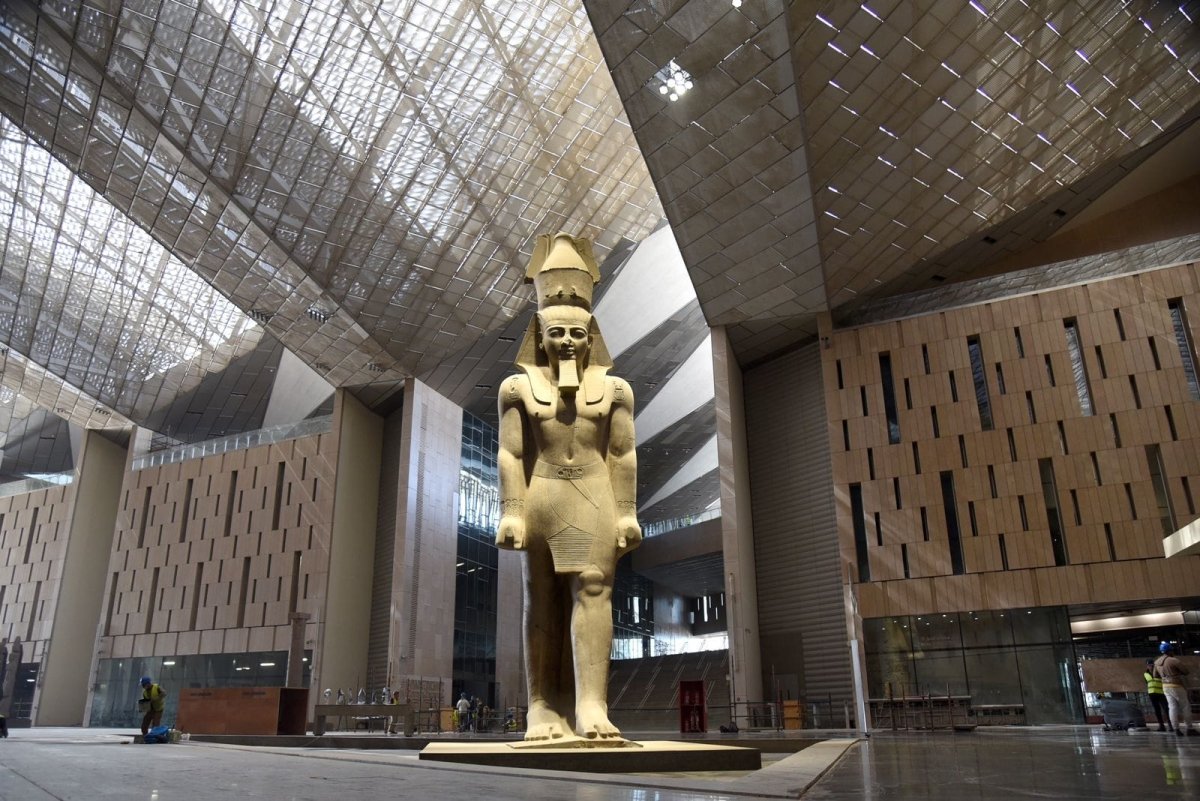 "عيسي" يعقد اجتماعا مع قيادات المتحف المصري الكبير والوزارة
