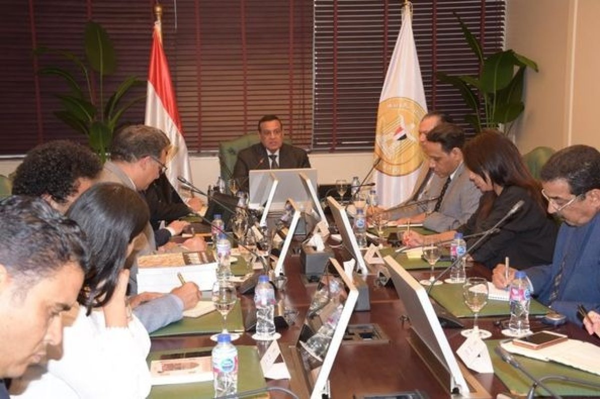 وزير التنمية المحلية يبحث مع وفد البنك الدولي الاصلاحات الهيكلية التي أنتجها برنامج تنمية صعيد مصر