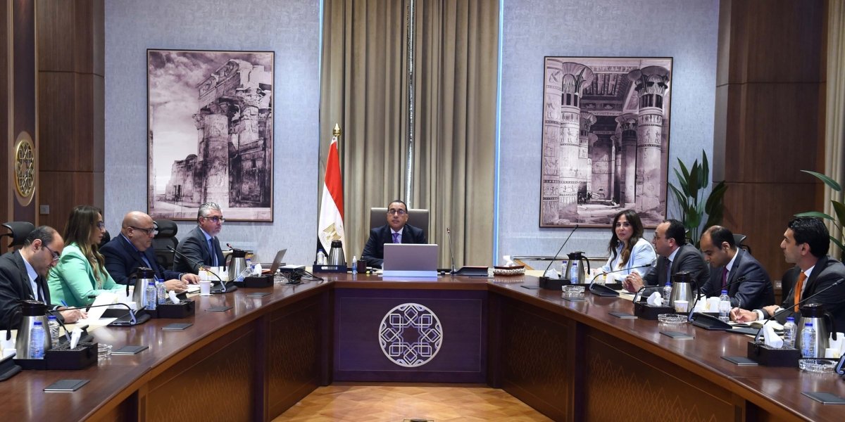 رئيس الوزراء يستعرض مع رئيس المنطقة الاقتصادية لقناة السويس أهم مستجدات المشروعات الاستراتيجية
