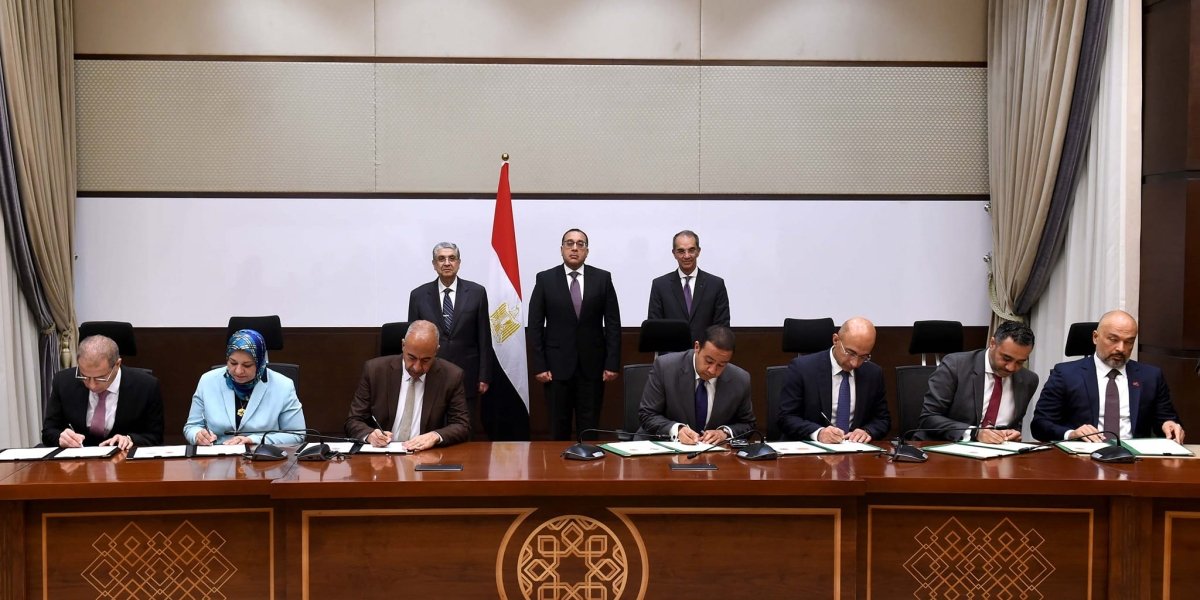 "مدبولي" يشهد توقيع عقود لتحويل الأماكن التابعة لشركات الاتصالات الأربع العاملة في مصر للعمل بالطاقة النظيفة