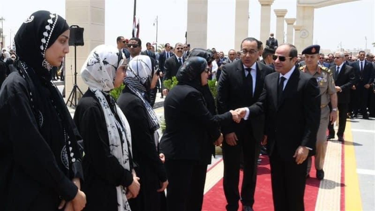 الرئيس السيسي يتقدم جنازة والدة رئيس مجلس الوزراء بمسجد المشير طنطاوي 