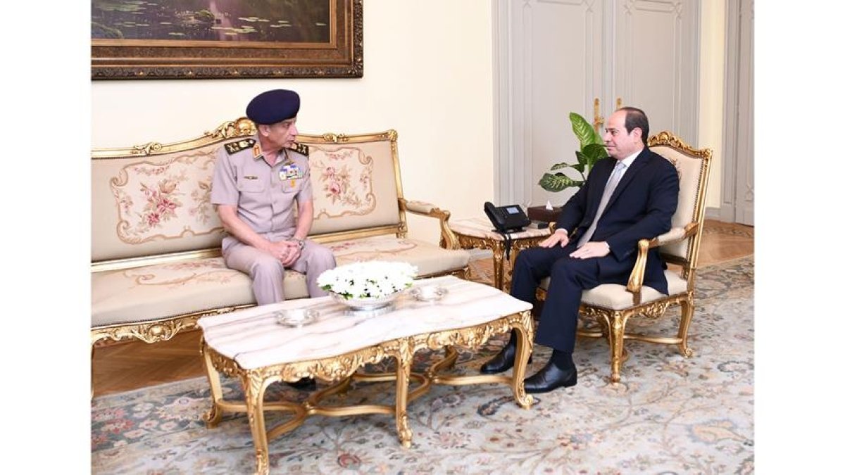 الرئيس السيسي يستقبل القائد العام للقوات المسلحة وزير الدفاع والإنتاج الحربي