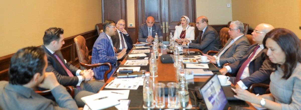 رئيس اقتصادية قناة السويس يلتقي وزير الدولة للشئون الخارجية لتعزيز التعاون بين الجانبين