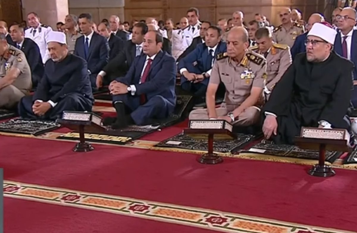 الرئيس السيسي يؤدي صلاة عيد الأضحى بمسجد القوات الجوية