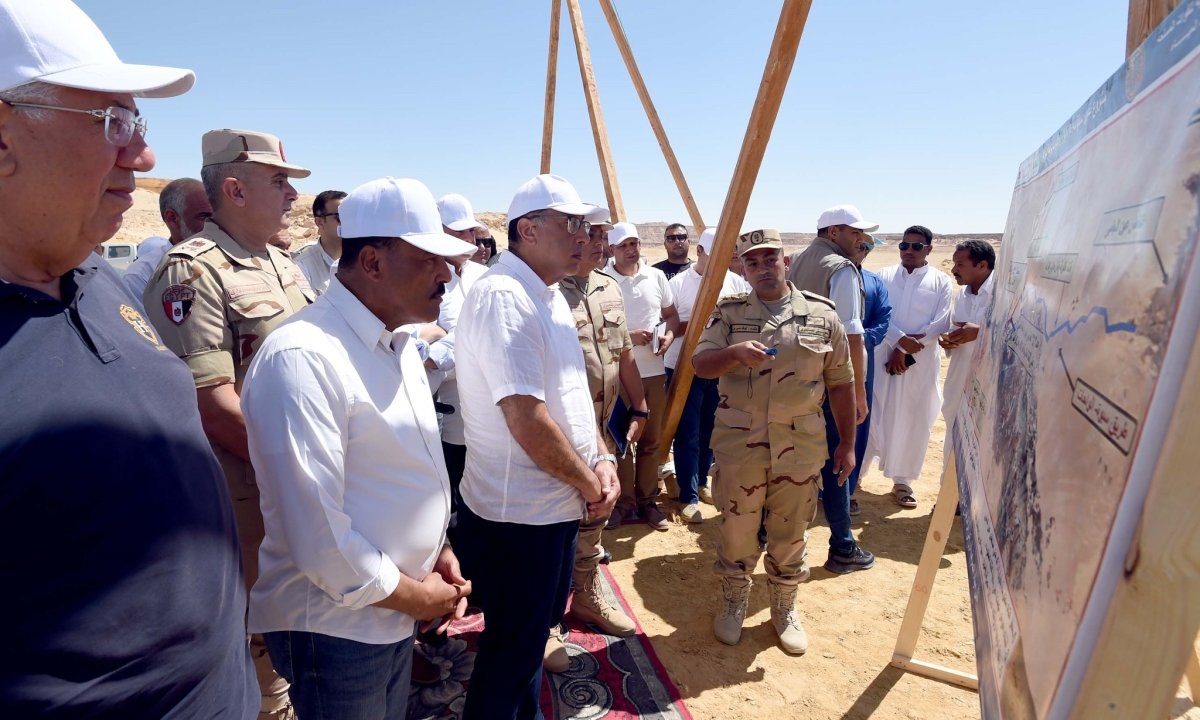 رئيس الوزراء يصل سيوة ويتفقد مكونات مشروع تطوير منظومة إدارة الري والصرف بالواحة