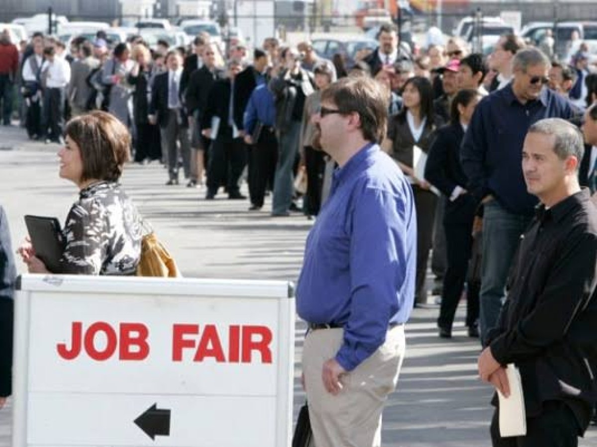 رغم انخفاض الفرص..  إشارات إيجابية بسوق العمل الأمريكي 