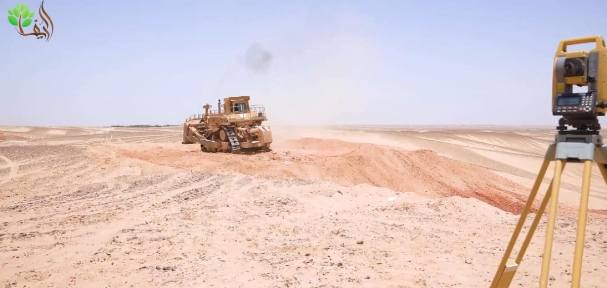 شق  ٥٠٠ كيلو طرق ومدقات بأراضى مشروع الـ ١.٥ مليون فدان غرب المنيا