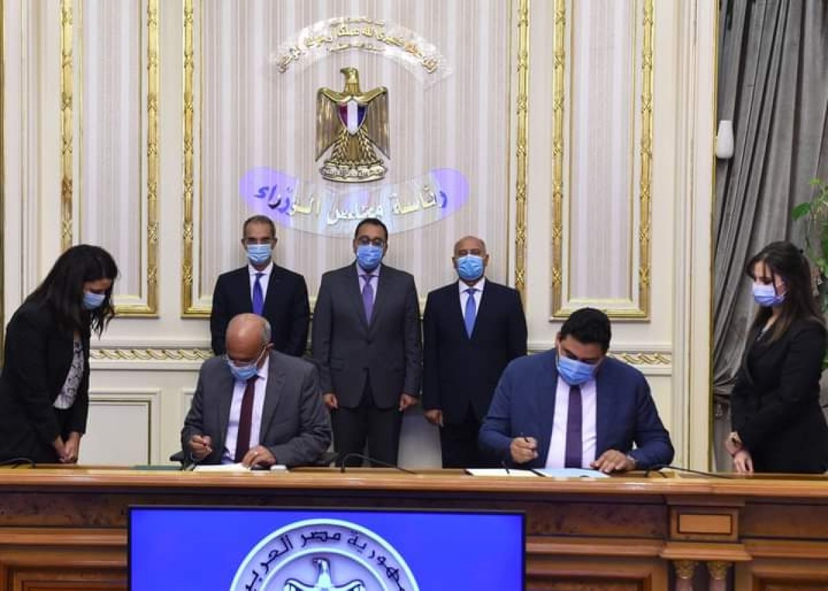 رئيس الوزراء يشهد اتفاقية تسوية بين الهيئة العامة للطرق والكباري والشركة المصرية للاتصالات