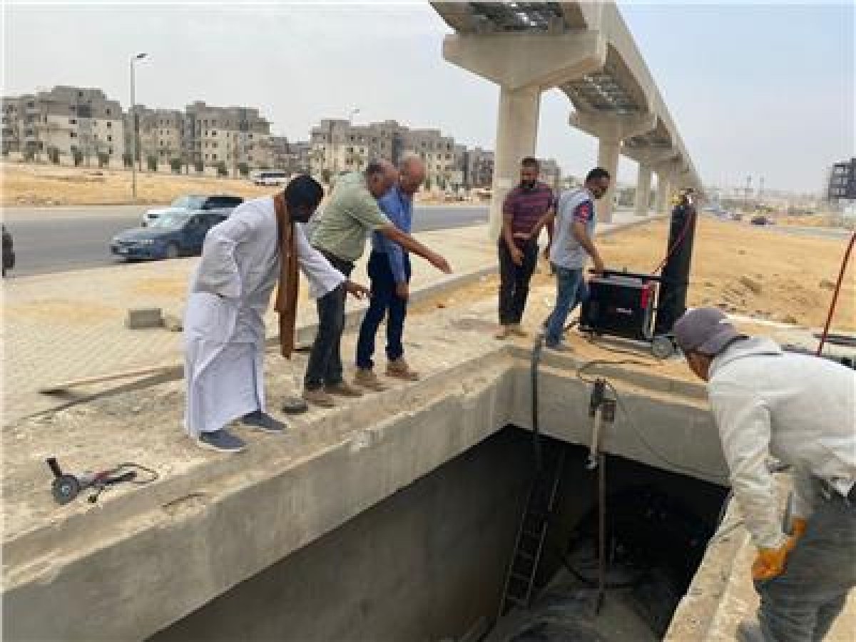 الإسكان: دفع الأعمال الجارية بالطرق ومحطات روافع الصرف الصحي بالقاهرة الجديدة