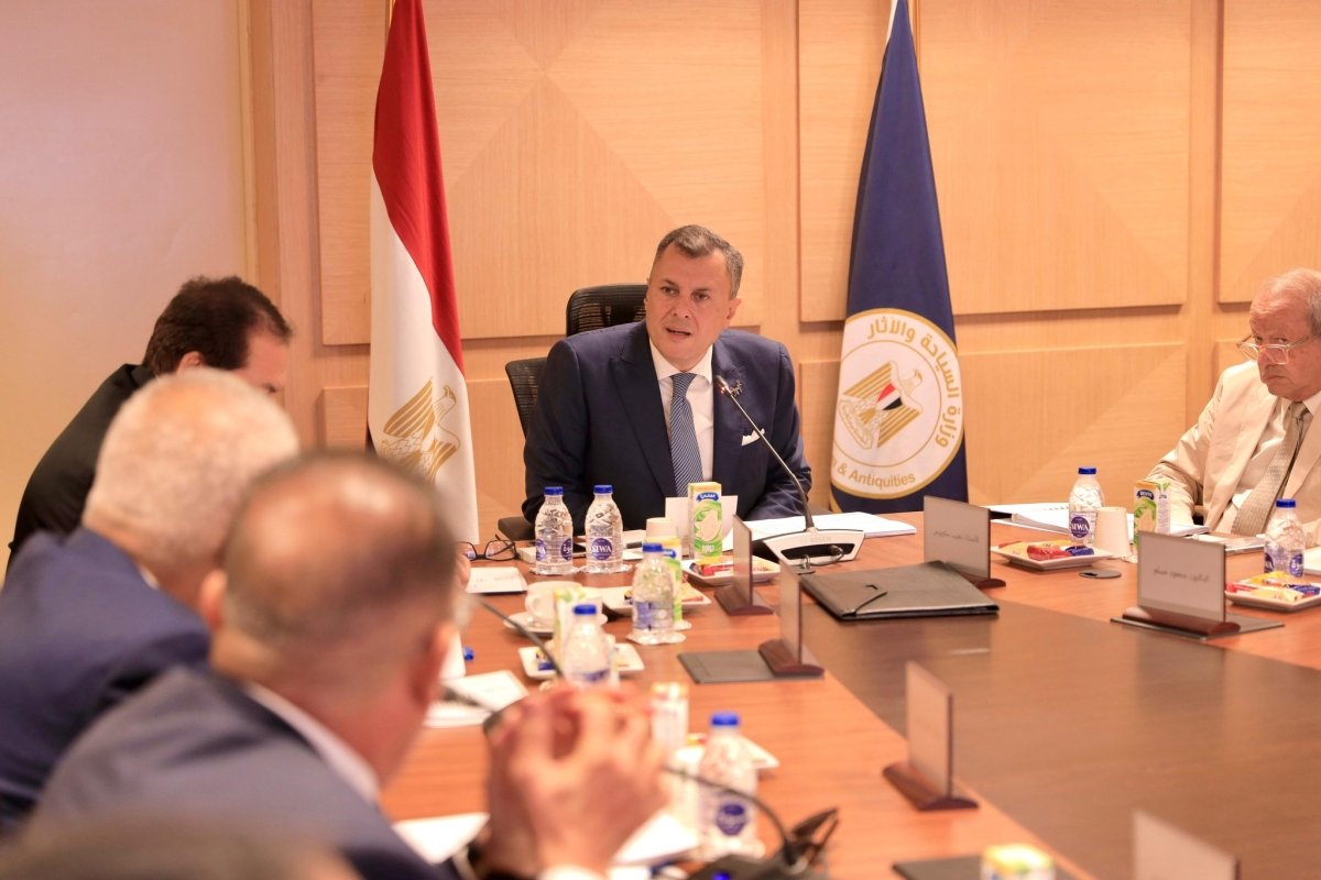 وزير السياحة يترأس الاجتماع الأول للجنة الخاصة بمناقشة الاستراتيجية العامة لتنشيط وتحفيز السياحة في مصر