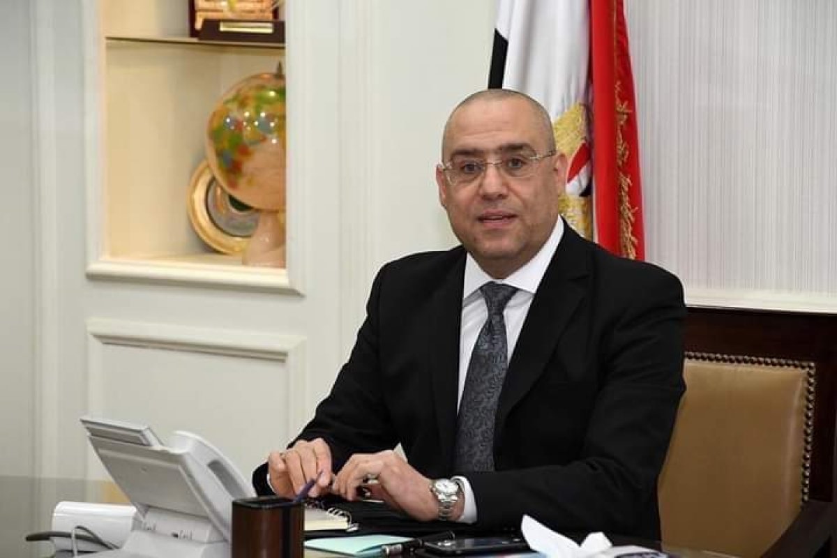 وزير الإسكان يتابع سير العمل بمختلف القطاعات بمقر جهاز العبور