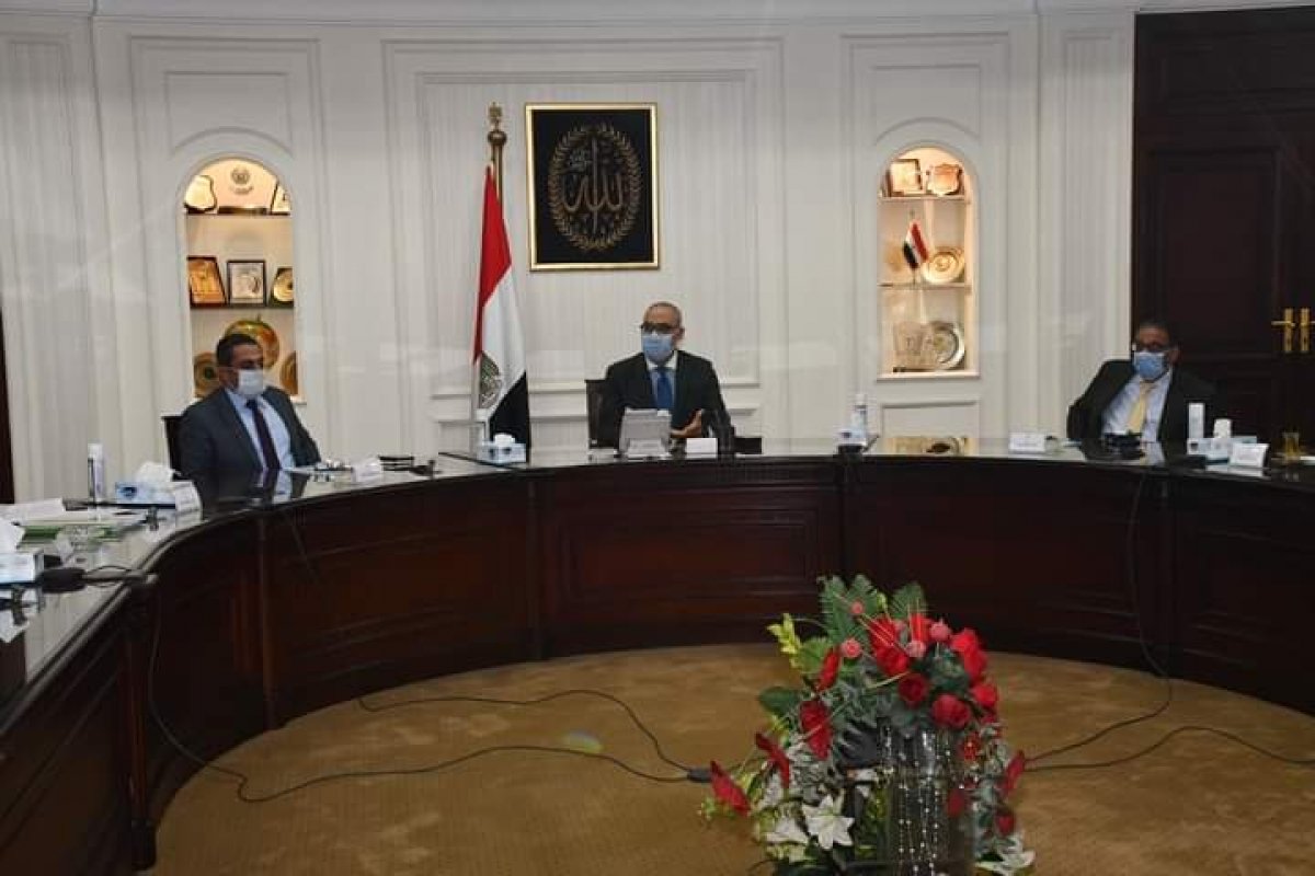 وزير الإسكان يستعرض خطط ضبط العمران بمدن (القاهرة – الجيزة – الإسكندرية)