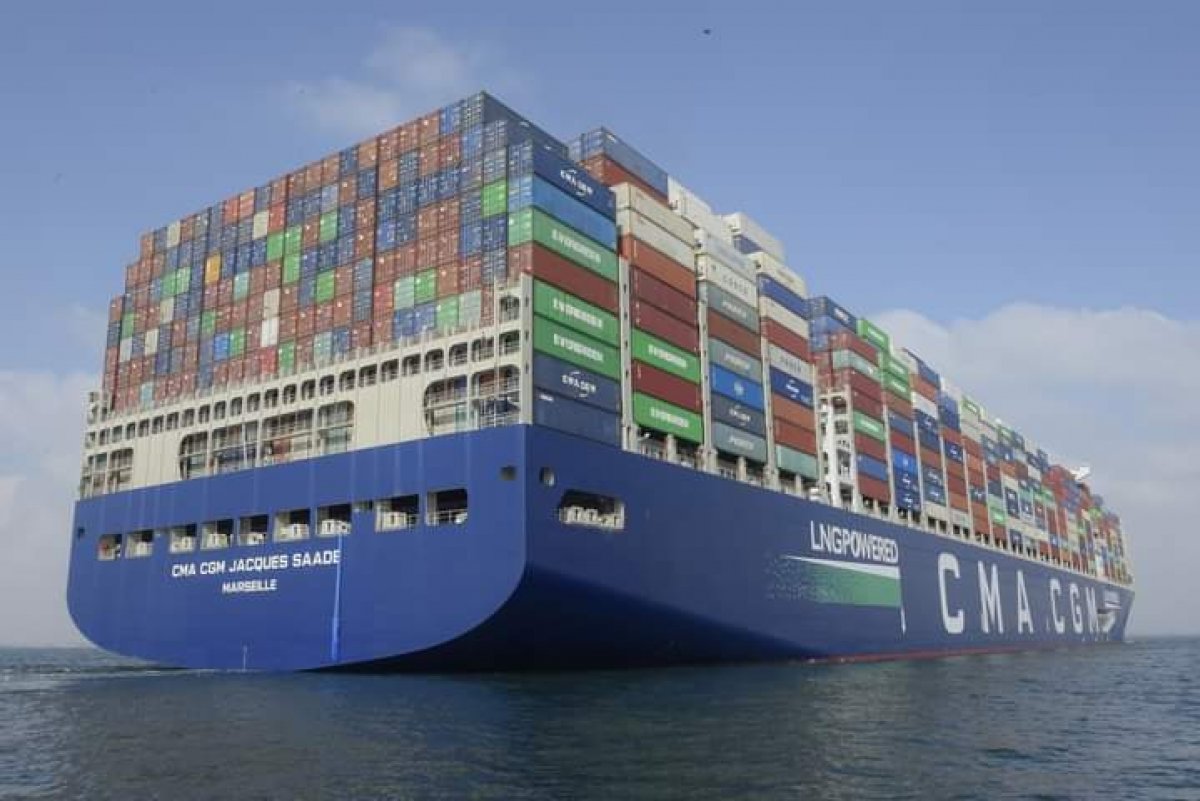 قناة السويس تشهد عبور  أكبر سفينة حاويات في العالم تعمل بالغاز الطبيعي 