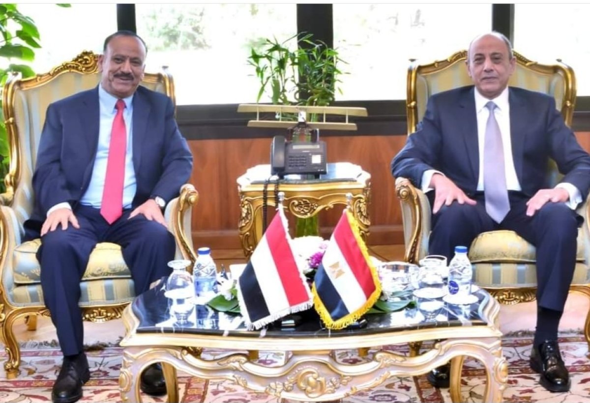 وزير الطيران يلتقى وزير النقل اليمنى لبحث سبل تعزيز العلاقات بين البلدين