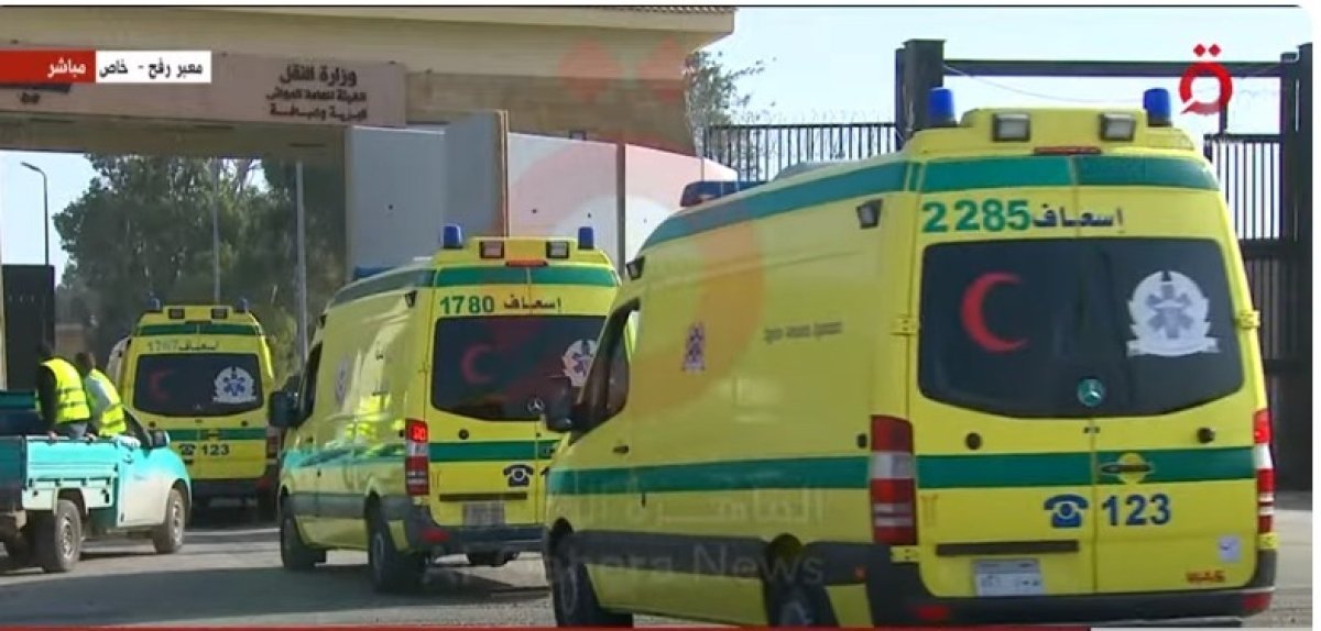 40 سيارة إسعاف تستعد أمام معبر رفح لاستقبال الجرحى والمصابين الفلسطينيين