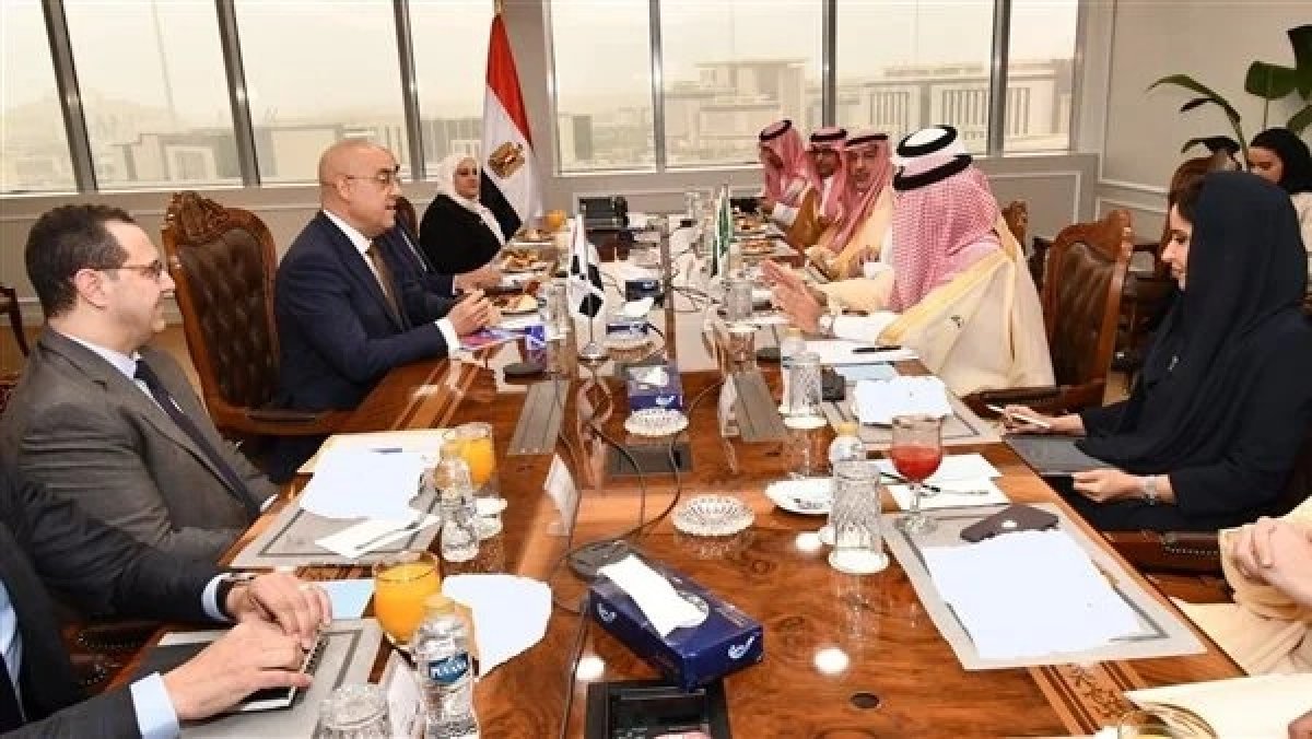 وزير الإسكان ووفد سعودي  يبحثان التعاون المشترك 