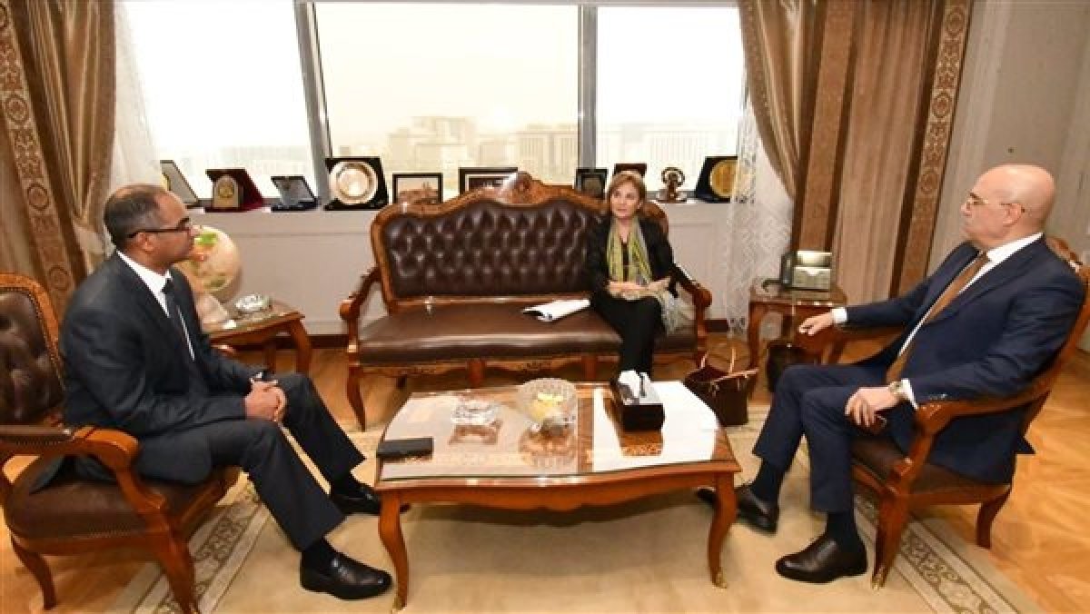وزير الإسكان يبحث مع بنك الاستثمار الأوروبي دعم مشروعات الشرب والصرف الصحي بمصر