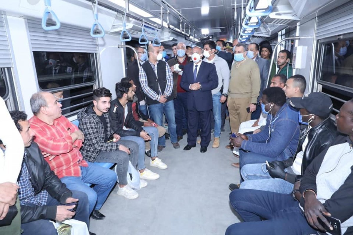 وزير النقل يتققد محطات مترو الأنفاق قبل بدء الحظر ويلتقى بعدد من الركاب 