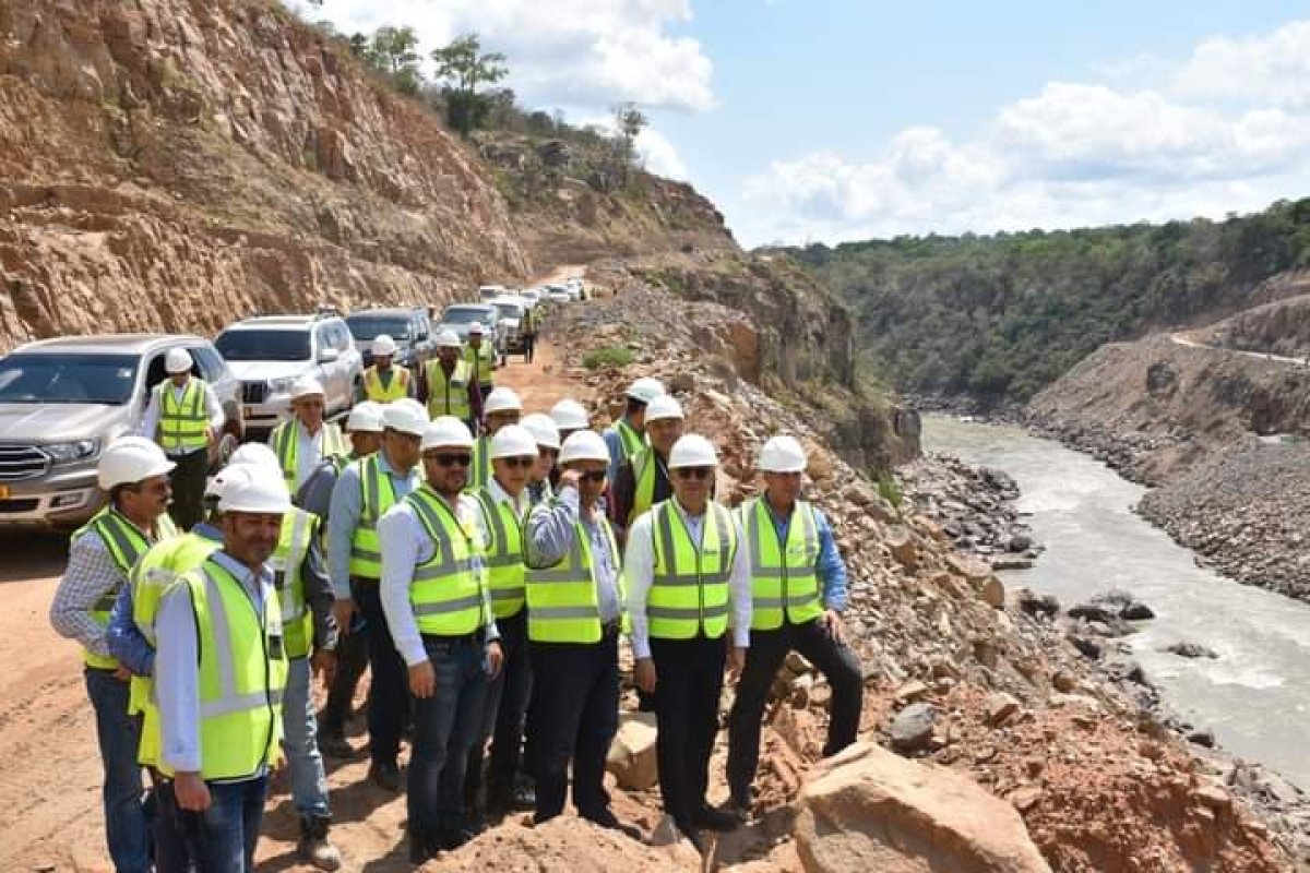 وزير الإسكان يتفقد مشروع إنشاء سد نيريرى على نهر روفيجي لتوليد طاقة كهرومائية بتنزانيا