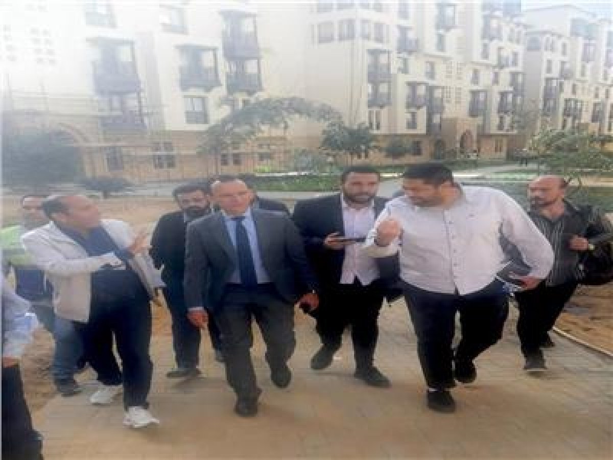 مساعد وزير الإسكان يتفقد سير العمل بمشروع تطوير «منطقة سور مجري العيون» بالقاهرة