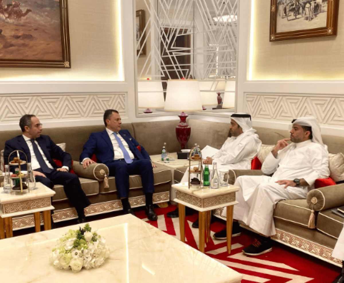  وزير السياحة والآثار  يواصل لقاءاته الرسمية بلقاء رئيس السياحة في قطر والرئيس التنفيذي للخطوط الجوية القطرية