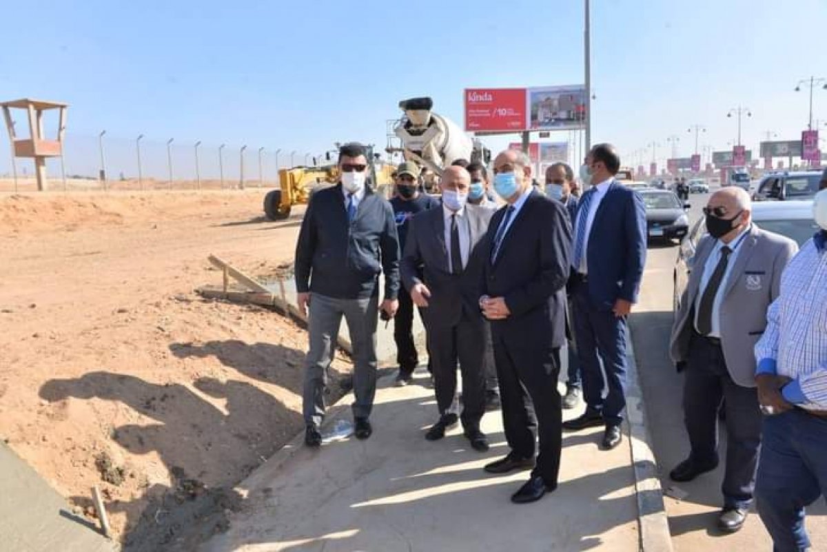 وزير الطيران المدنى يتفقد مشروع أسوار التأمين المحيطة بمطار القاهرة الدولى