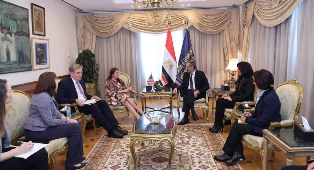 وزير الاتصالات يبحث مع سفيرة أمريكا بالقاهرة تعزيز التعاون