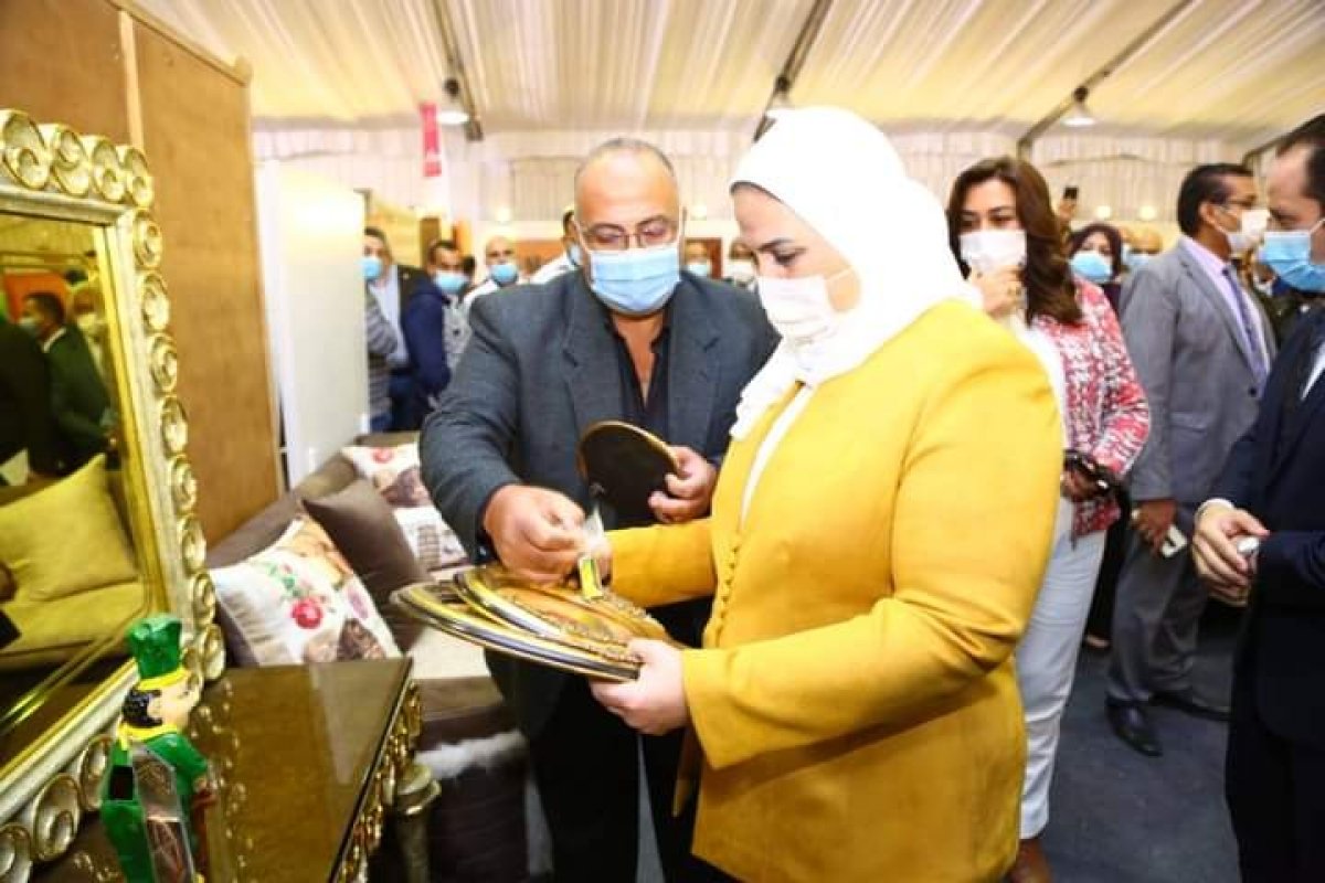 وزيرة التضامن: معرض الأثاث الدمياطي يشجع الأيدي العاملة المصرية.. وأعد الأسر المنتجة بمزيد من الدعم