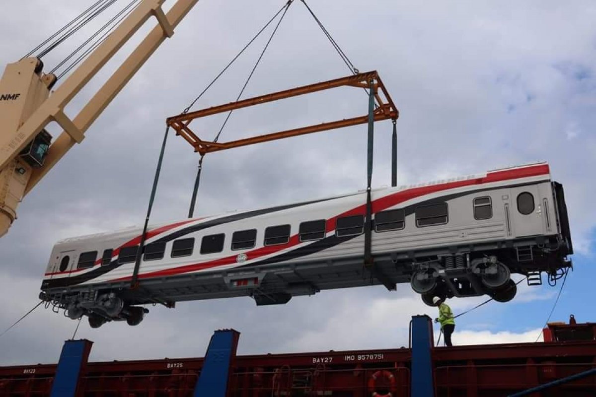 وزير النقل يعلن وصول دفعة جديدة من عربات ركاب السكك الحديدية 